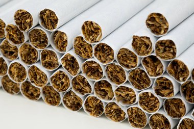 Arka plan olarak sigara yığınını kapat