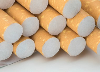 Sigara filtrelerinin makro çekimi. Bir yığın tütün sigarası.