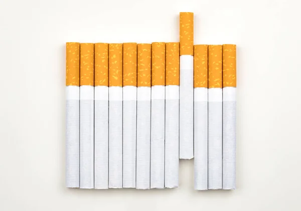 Lange Reihe Zigaretten Mit Orangefarbenen Filterspitzen — Stockfoto