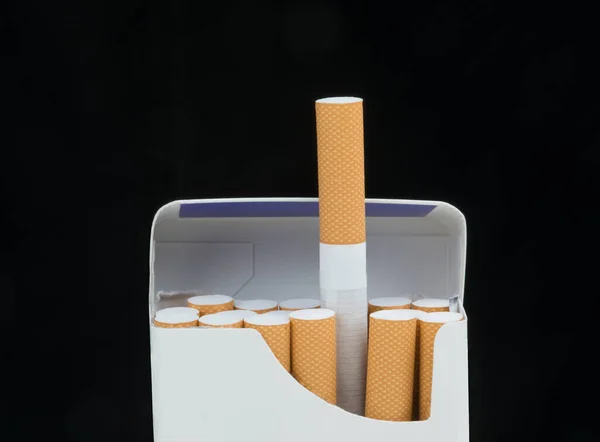 Paquete Abierto Cigarrillos Sobre Fondo Negro —  Fotos de Stock