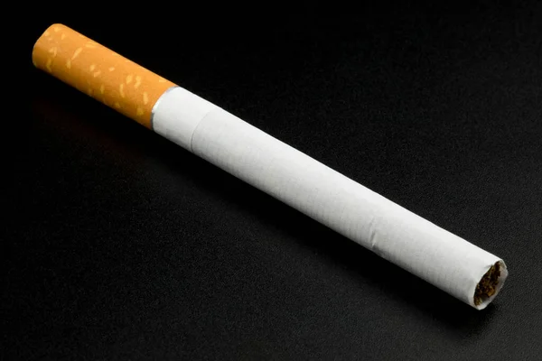 Cigarrillo Sobre Fondo Negro Cerca — Foto de Stock