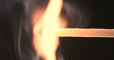 Kibrit yakma ve yakma sonuna kadar ve sonunda siyah arka planda alevden kaybolur