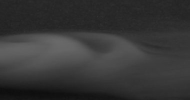 Sigara arkaplanı. Beyaz duman siyah arkaplan üzerinde uzayda yüzüyor