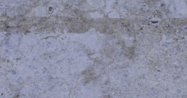 Yağmur damlaları su birikintisinde kırılır