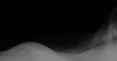 Sigara arkaplanı. Beyaz duman siyah arkaplan üzerinde uzayda yüzüyor