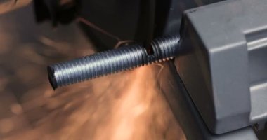 Açı öğütücü kullanan ve çeliği kesen endüstri işçisi