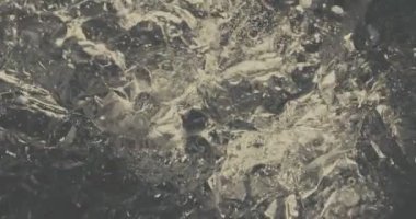 Hareket eden oksijen kabarcıkları bir sıvının içinde. Makrodaki suyun güzel yapısı doğal bir arka plan.