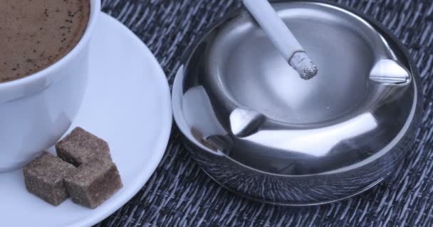 Close Zicht Smoldering Sigaret Ashtray — Stockvideo