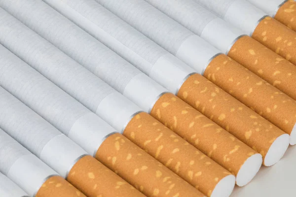 Hosszú Cigarettasor Narancssárga Szűrővégekkel — Stock Fotó