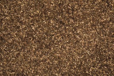 Arka planda yeni kesilmiş tütün dokusu yığını.