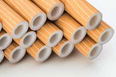 Sigara filtrelerinin makro çekimi. Bir yığın tütün sigarası.