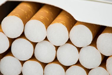 Beyaz arkaplanda sigara paketini aç.