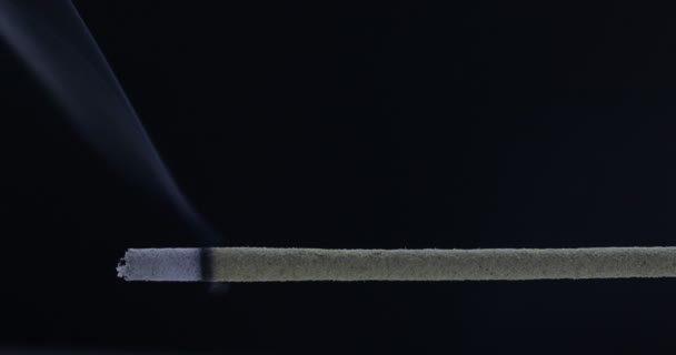 Bastone Incenso Stanno Bruciando Fumo Sfondo Nero — Video Stock
