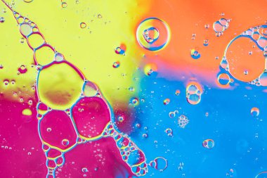 Sıvıdaki oksijen kabarcıkları. Makrodaki suyun güzel yapısı doğal bir arka plan.