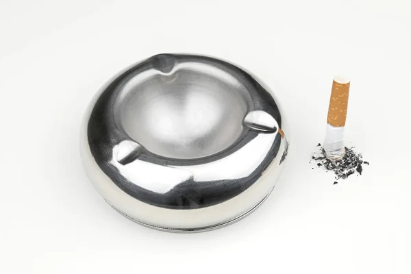 Stukket Sigarettstumpe Med Aske Hvit Bakgrunn – stockfoto