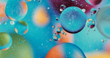 Hareket eden oksijen kabarcıkları bir sıvının içinde. Makrodaki suyun güzel yapısı doğal bir arka plan.