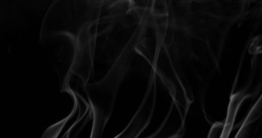 Beyaz duman siyah arkaplan üzerinde uzayda yüzüyor