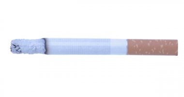 Beyaz arka planda yanan sigara. Sigara dumanı.