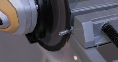 Açı öğütücü kullanan ve çeliği kesen endüstri işçisi