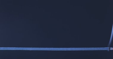 Tütsü çubuğu yanıyor ve siyah arkaplanda duman çıkıyor