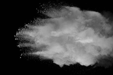 Patlama siyah arka plan üzerine beyaz toz.