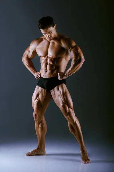 Bodybuilder Atleet Toont Spieren Studio Een Donkere Achtergrond Bodybuilder Poseren — Stockfoto