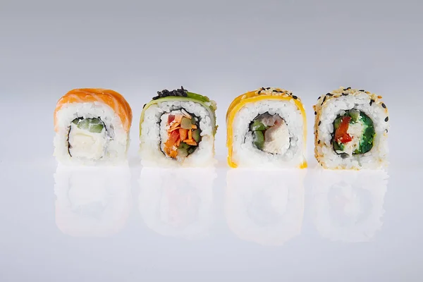 Cztery Plasterki Sushi Jasnym Tle — Zdjęcie stockowe