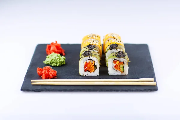 Zestaw Sushi Pałeczkami Imbirem Wassabi Czarnym Kwadratowym Talerzu Kamienia Jasnym — Zdjęcie stockowe