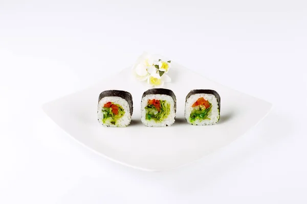 Trzy Sushi Białym Kwadratowym Talerzu Jasnym Tle — Zdjęcie stockowe