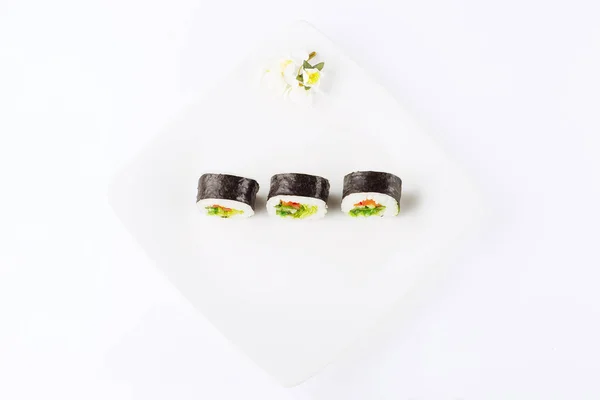 Trois Sushis Sur Une Assiette Carrée Blanche Sur Fond Clair — Photo