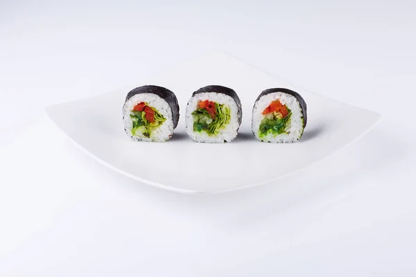 Trzy Sushi Białym Kwadratowym Talerzu Jasnym Tle — Zdjęcie stockowe