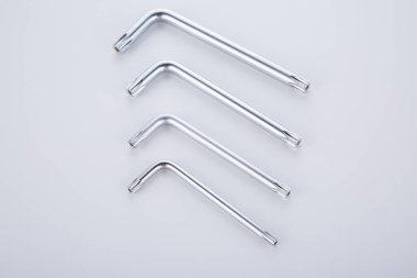 Beyaz arkaplanda mobilya montajı ve montajı için araçlar