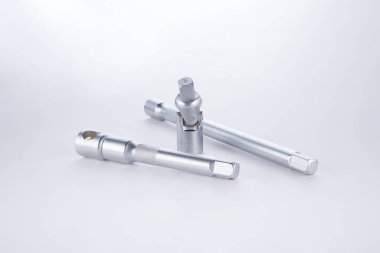 Beyaz arka planda tornavidalar ve açılı soket başlığı