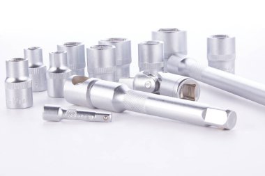 Beyaz arka planda anahtarı olan farklı boyutlarda soket başlığı seti