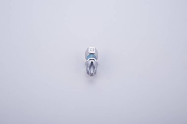 Beyaz arka planda bir tornavida için bir parça.