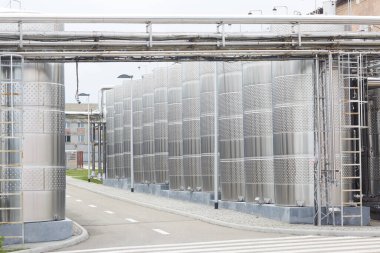 Şarap fabrikası içeride, boru fıçıları ekipman.