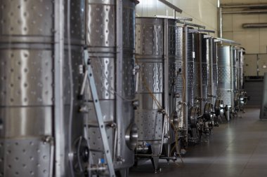 Şaraphane malzemeleri, atölyenin içindeki variller.