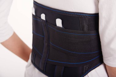 Elektrikli masaj aleti. Belden aşağısı için, modelin alt kısmında bir gösteri var. Modelin gövdesinin bir kısmı beyaz bir arkaplanda izole edilir..