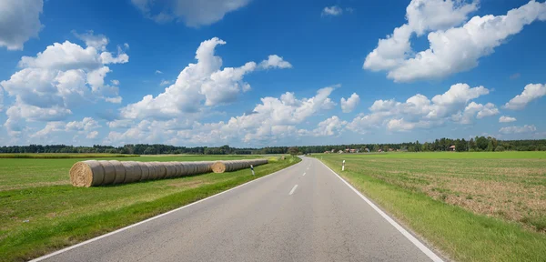 Rural landscape with hay bales, country road — Stock Photo, Image