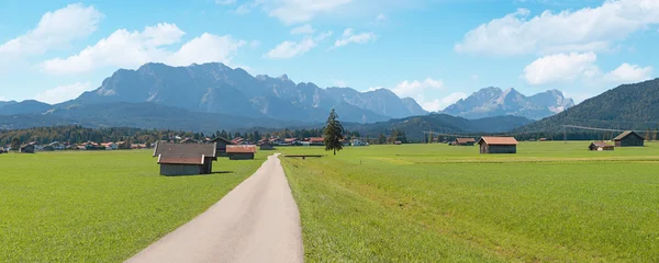 Valley bottom wallgau with meadow and huts, mountain range wette — Stock Photo, Image