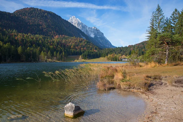 Lago alpino lautersee cerca de mittenwald en otoño — Foto de Stock