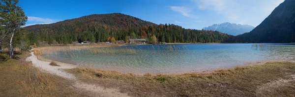 Αλπική λίμνη ferchensee κοντά στο mittenwald το φθινόπωρο — Φωτογραφία Αρχείου