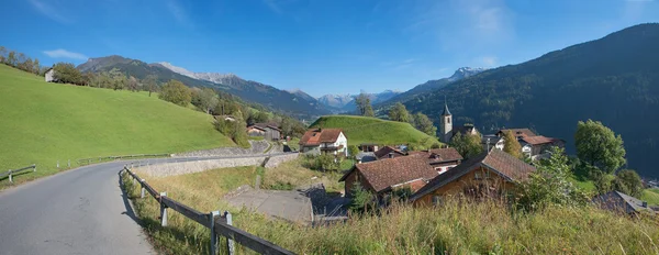 スイスアルプスの山間の村 — ストック写真