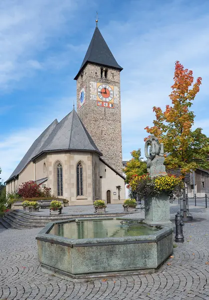 Aldeia klosters quadrados com fonte e bela igreja, swit — Fotografia de Stock