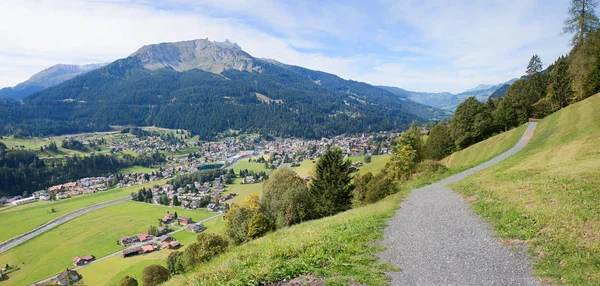 クロスタース村、スイスを丘の中腹の通路 — ストック写真