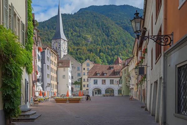 Gyönyörű régi város, chur piacon, tekintettel a st martins ch — Stock Fotó