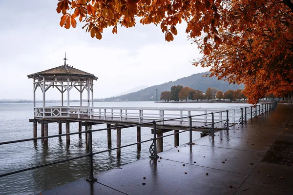 Dřevěný pavilon na molo, podzimní krajina jezero constance, ge Stock Obrázky