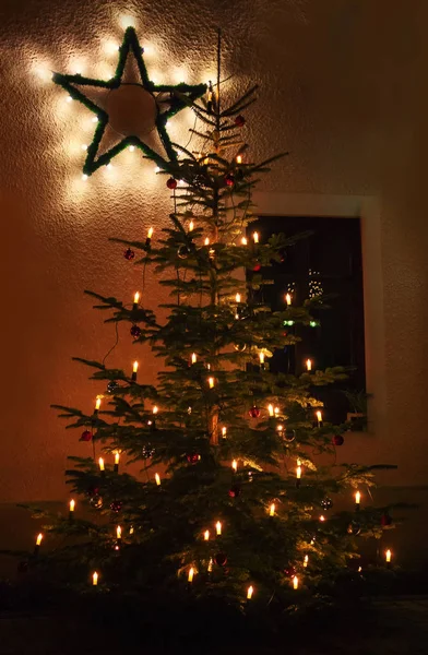 Verlichte kerstboom en ster — Stockfoto