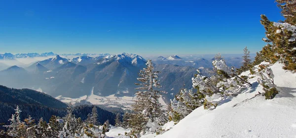 Hermosa vista desde el pico de montaña de Wallberg en el paisaje de invierno — Foto de Stock