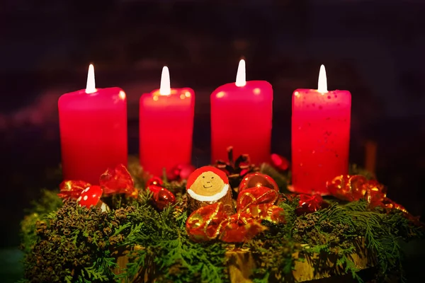 Corona de adviento con cuatro velas rojas y gnomo — Foto de Stock